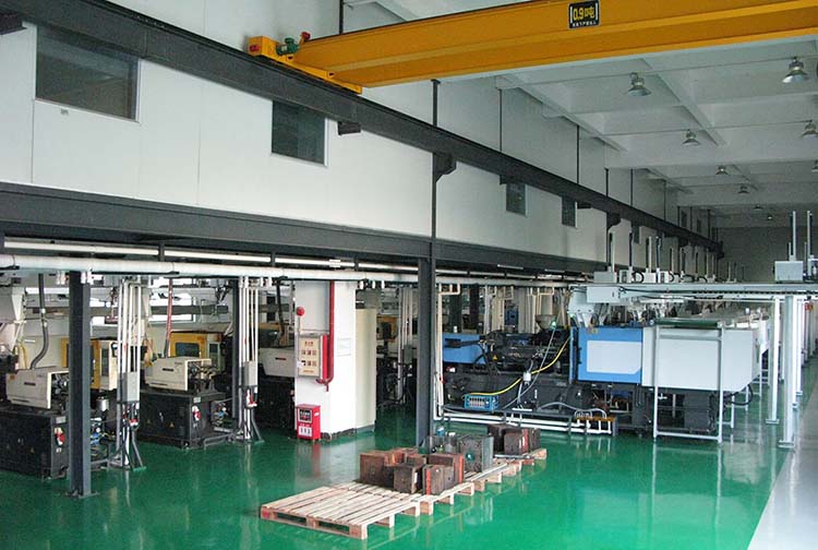 Robotized Plastic Injection Molding Machines