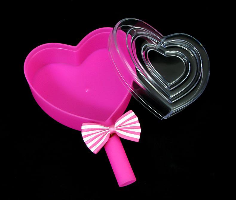 Plastic heart-shaped candy box with clear lid